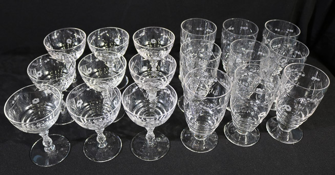 386b - Table full of etched crystal, 18 pieces