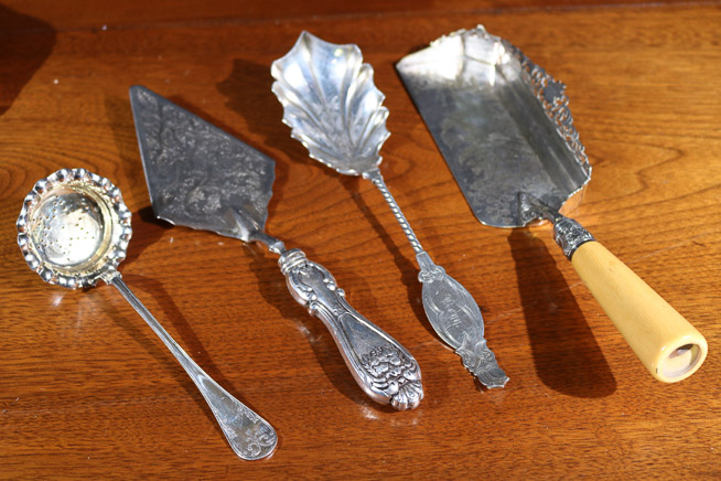 013a - 4 pieces of miscellaneous silver-plate serving pieces