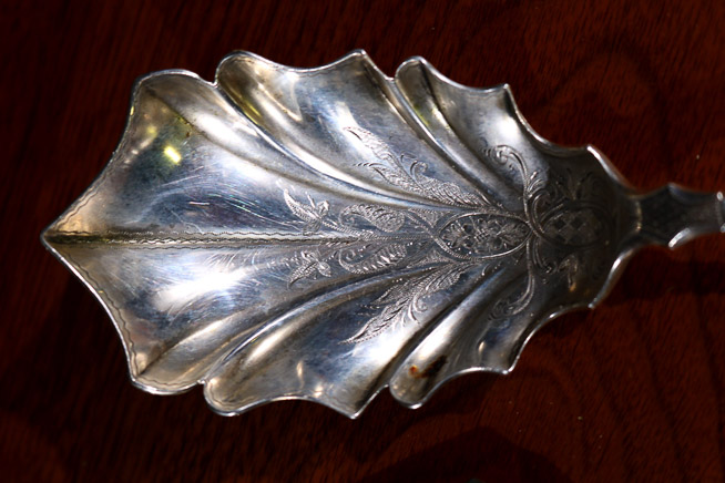 013c - 4 pieces of miscellaneous silver-plate serving pieces