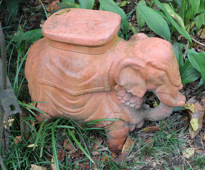 409a - Garden elephant