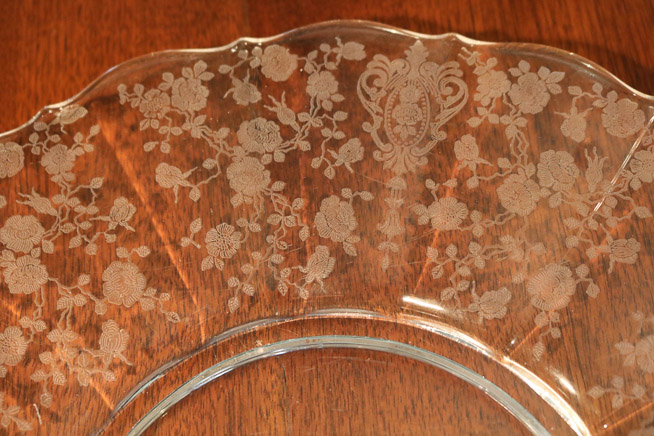 430b - Round scalloped Rosepoint crystal tray