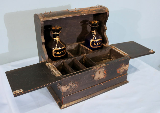 403b - Oak tantalus set with 2 blue bottles