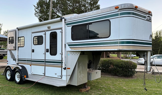 021a - Aluminum 2006 Sundowner 2 horse trailer