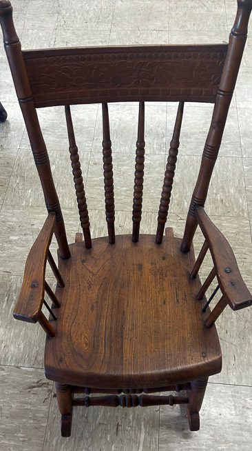 427a - Antique oak rocking chair with spindel back