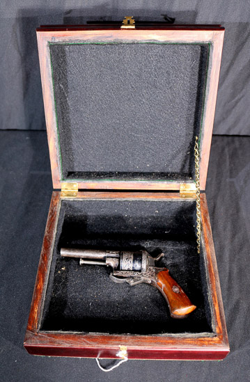 327a - Old pistol in fitted box