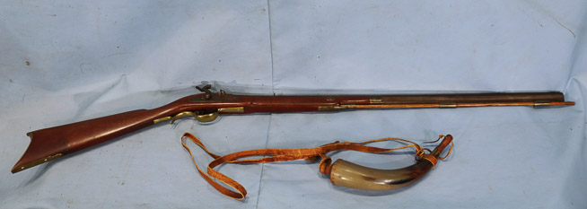 321b - Black powder muzzleloader with powder horn